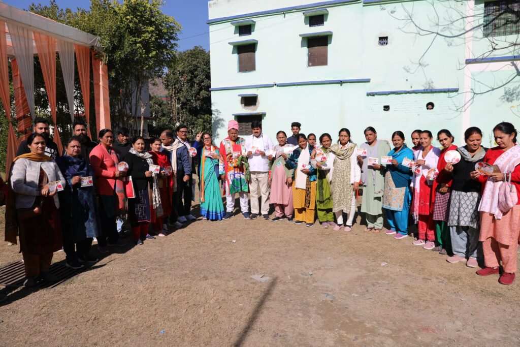 मेयर पद चुनाव के लिए कांग्रेस अधिकृत प्रत्याशी मीना रावत के समर्थन में कांग्रेस कार्यकर्ताओं ने टोलियां बनाकर प्रचार अभियान तेज कर दिया है।