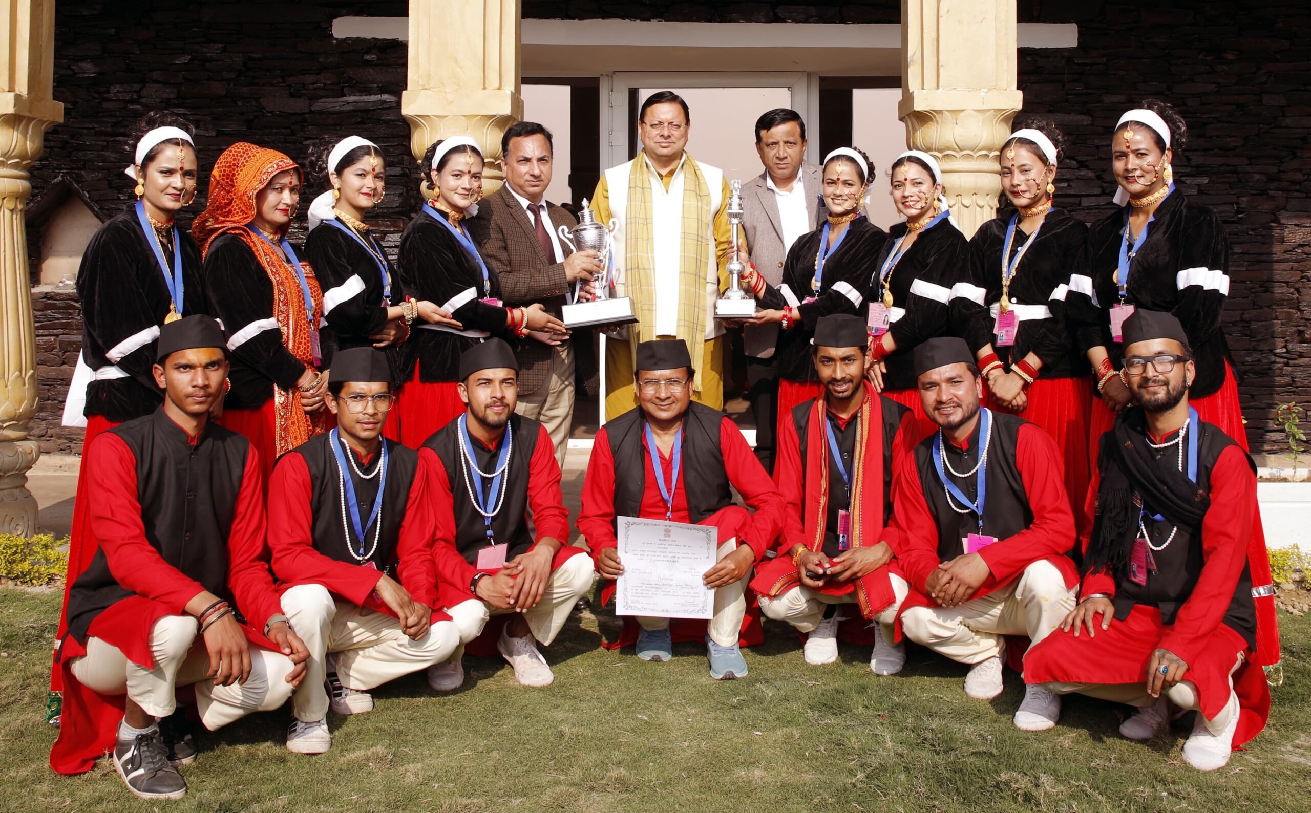 मुख्यमंत्री ने झांकी के सभी 16 कलाकारों को 50-50 हजार की धनराशि देने की घोषणा की