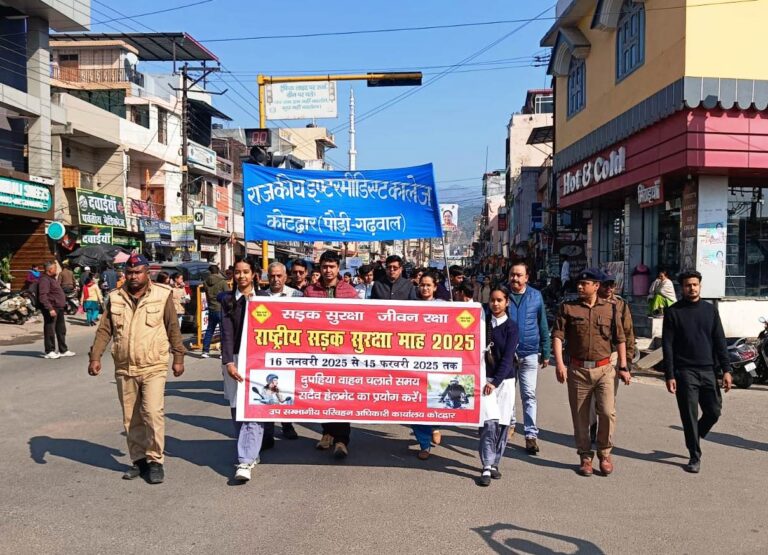 अपने-अपने थाना क्षेत्रान्तर्गत स्कूल,कॉलेजों में जाकर स्कूली छात्र-छात्राओं, आमजन व वाहन चालकों को यातायात नियमों के विषय में जानकारी देकर अधिक से अधिक जागरूक करने हेतु निर्देशित किया गया है