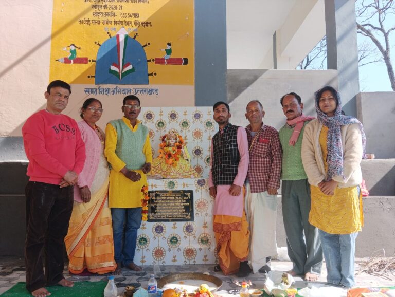 संत पंचमी के शुभ अवसर पर राजकीय इंटर कॉलेज सुमाड़ी में ज्ञान-कला और संगीत की अधिष्ठात्री देवी वीणावादिनी मां सरस्वती की प्रतिमा विधि विधान से पूजा अर्चना हवन कर मंत्रोच्चार के साथ प्राण प्रतिष्ठा कर मूर्ति की स्थापना की गई।