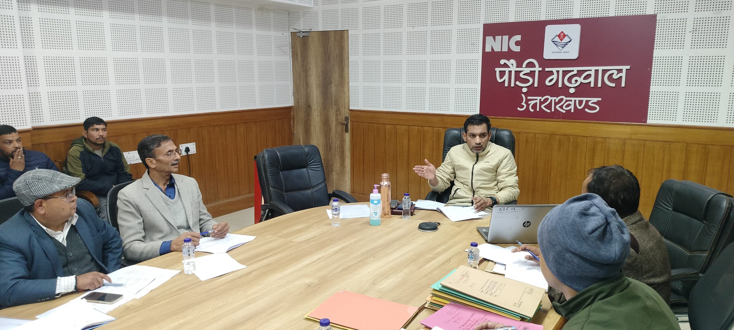 जिलाधिकारी डॉ आशीष चौहान ने जिला कार्यालय सभागार में उद्योग मित्र की बैठक ली।