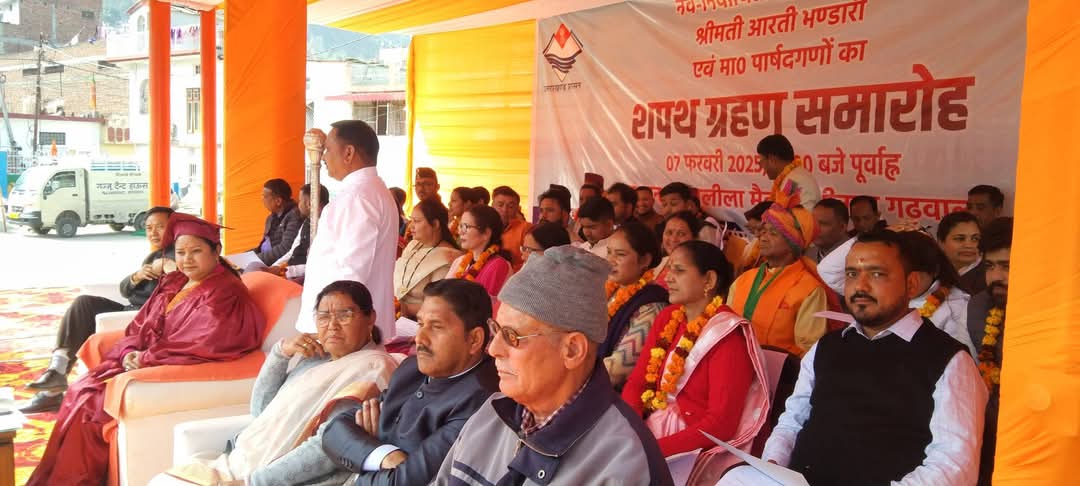 नव निर्वाचित नगर प्रमुख/महापौर एव 40 वार्ड पाषर्दो को गोपनीयता की शपथ दिलाई