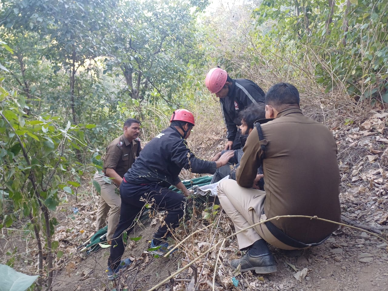 सड़क दुर्घटना में खाई में गिरे व्यक्तियों के लिए देवदूत