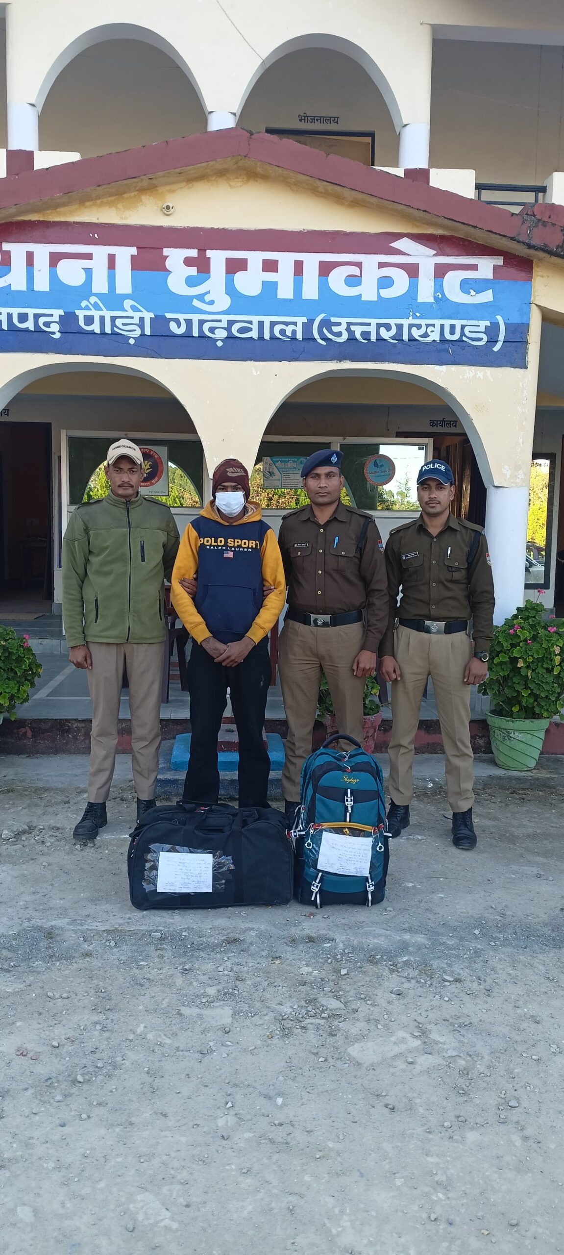 व्यक्ति के बैग की तलाशी ली गई तो दो बैग से 18 किलो 900 ग्राम अवैध गांजा बरामद हुआ।