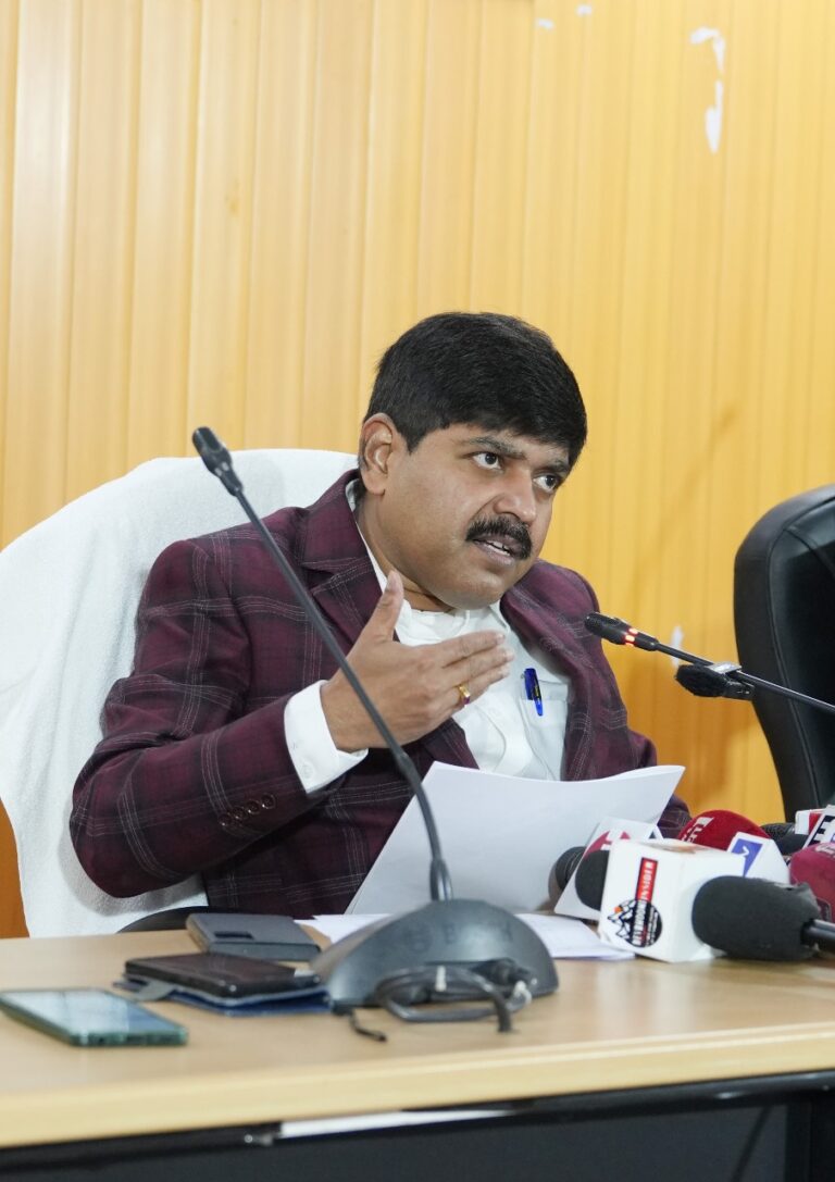 प्रमुख सचिव ऊर्जा डॉ आर मीनाक्षी सुंदरम ने कहा है कि, स्मार्ट मीटर लगने से बिजली उपभोक्ताओं की रीडिंग या बिलिंग संबंधित शिकायतों में अप्रत्याशित तरीके से कमी आएगी। साथ ही वर्तमान में स्मार्ट मीटर बिना शुल्क के बदले जाएंगे।