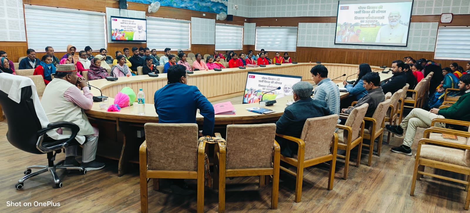 विकास भवन पौडी), कृषि विज्ञान केन्द्र भरसार तथा जनपद के समस्त 15 विकास खण्डों एवं न्याय पचायतों पर कार्यक्रम का सजीव प्रसारण दिखाया गया।