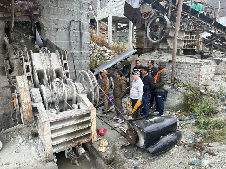 राजस्व व खनन विभाग की संयुक्त  टीम