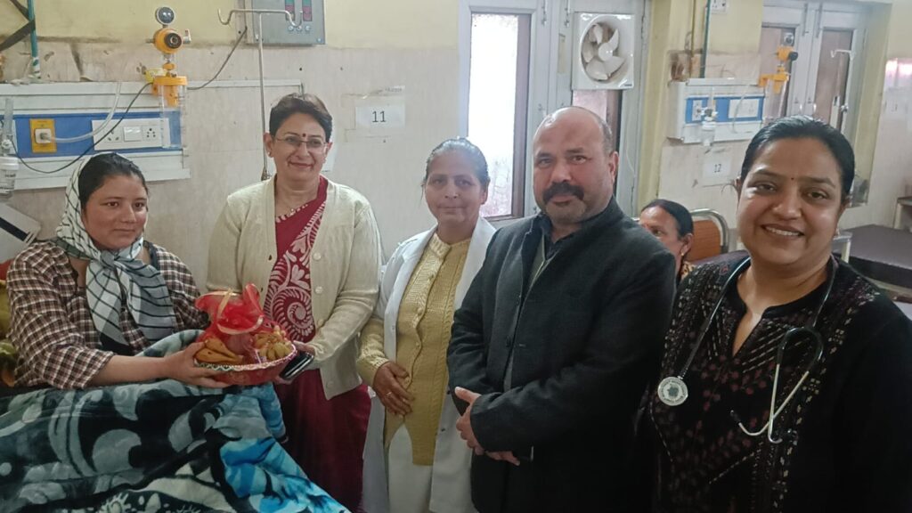 प्रदेश के स्वास्थ्य मंत्री जी की विशेष पहल पर बांटे गये फ्रूट बास्केट
