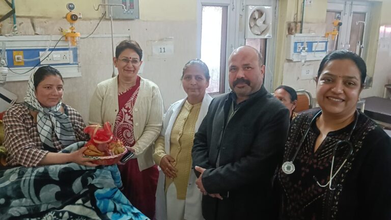 प्रदेश के स्वास्थ्य मंत्री जी की विशेष पहल पर बांटे गये फ्रूट बास्केट