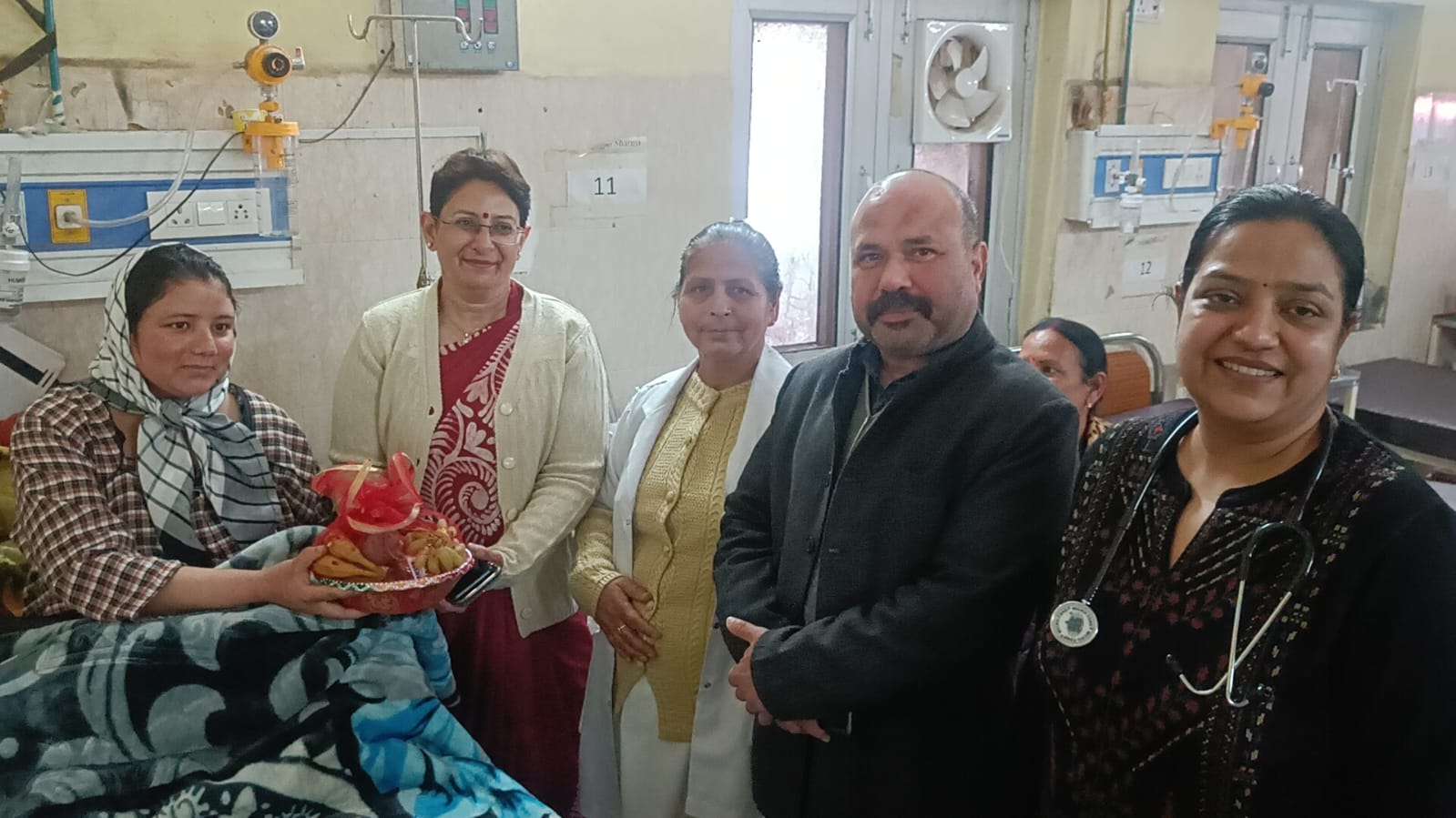 प्रदेश के स्वास्थ्य मंत्री जी की विशेष पहल पर बांटे गये फ्रूट बास्केट