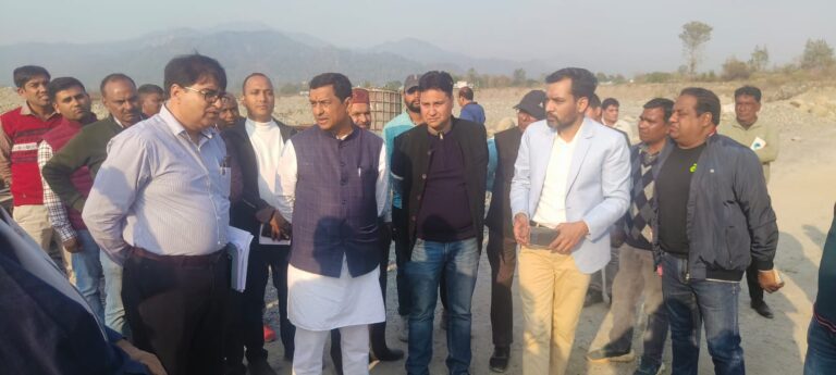 गढ़वाल सांसद अनिल बलूनी ने आज कोटद्वार स्थित क्षतिग्रस्त मालन पुल के निर्माण कार्यों का निरीक्षण किया