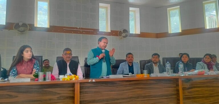 जनता दरबार में आई समस्याओं का तत्काल निस्तारण करें संबंधित विभागों के अधिकारी