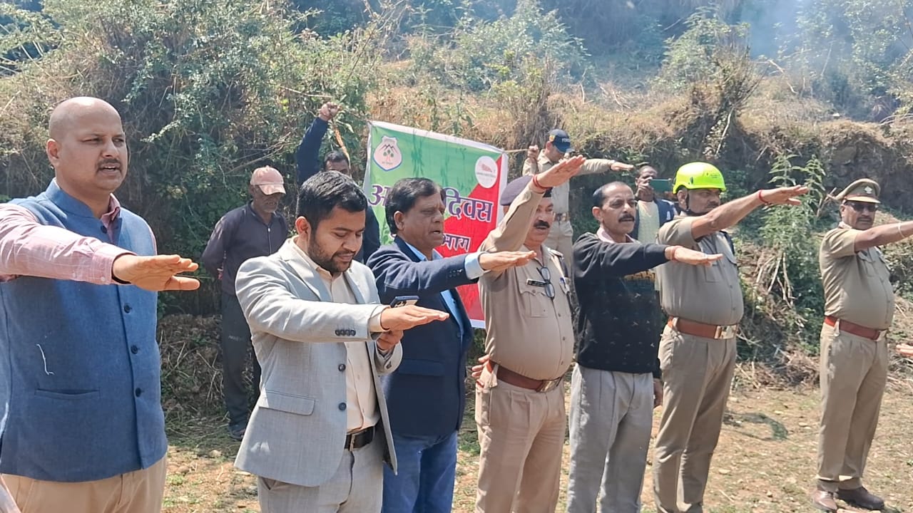 जंगलों को आग से बचाने के लिए ग्रामीणों को दिलाई शपथ