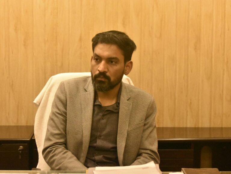 यात्रियों के साथ अच्छा व्यवहार व उन्हें यात्रा से जुड़ी हर गतिविधि की जानकारी दें: जिलाधिकारी