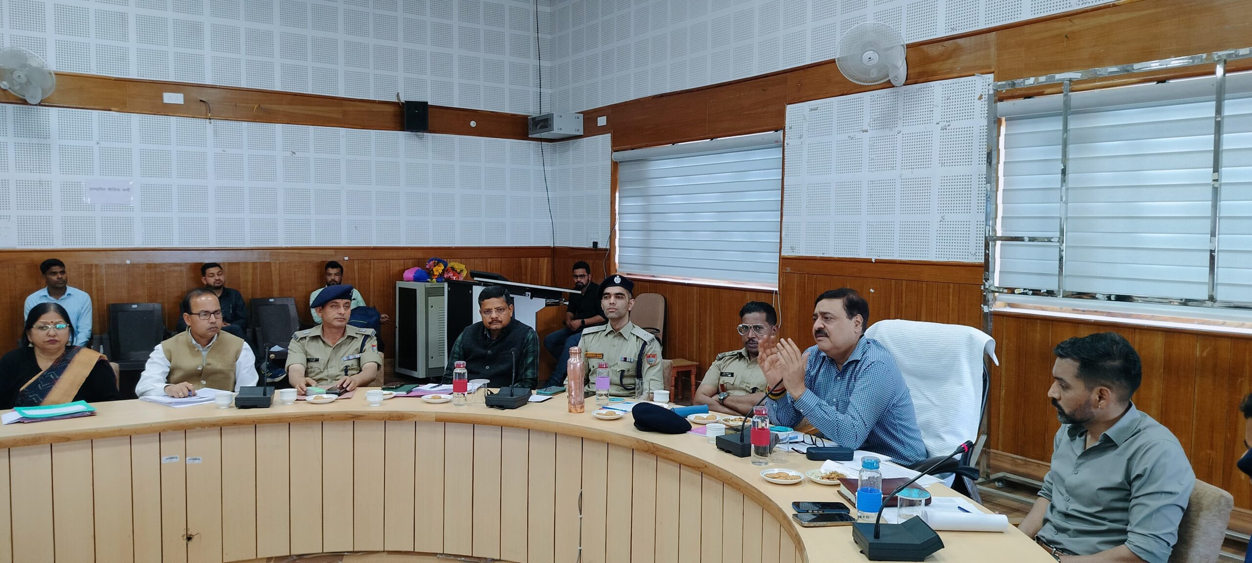 आयुक्त ने चारधाम यात्रा, वनाग्नि रोकथाम, ग्रीष्मकाल में पेयजल आपूर्ति की समीक्षा बैठक ली, जिला प्रशासन की प्रो-एक्टिव तैयारियों को सराहा