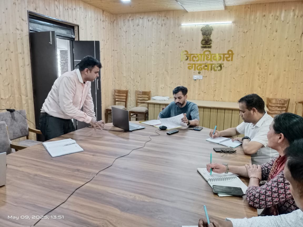 जिलाधिकारी डॉ. आशीष चौहान ने लक्ष्मणझूला स्थित कैंप कार्यालय से वीडियो कॉन्फ्रेंसिंग के माध्यम से संबंधित अधिकारियों बैठक ली।