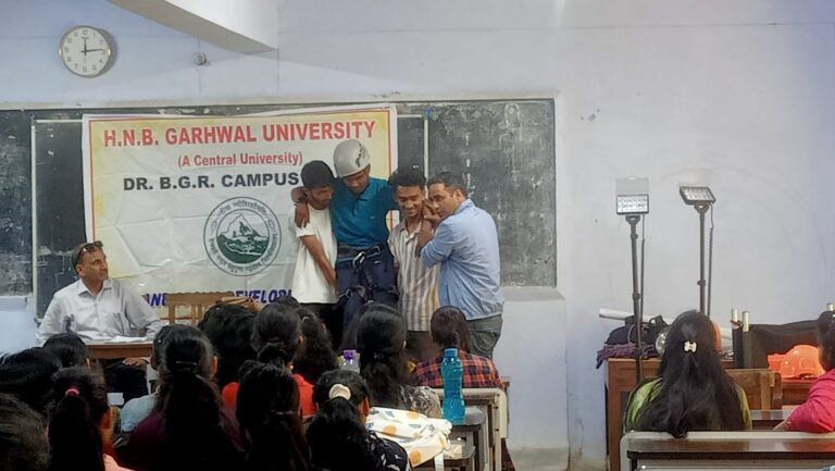 हेमवती नंदन बहुगुणा गढ़वाल केंद्रीय विश्वविद्यालय के बी.जी.आर. परिसर, पौड़ी में आत्म एवं सामाजिक विकास पाठ्यक्रम के अंतर्गत आपदा प्रबंधन प्राधिकरण, पौड़ी द्वारा एक जन-जागरूकता कार्यक्रम आयोजित