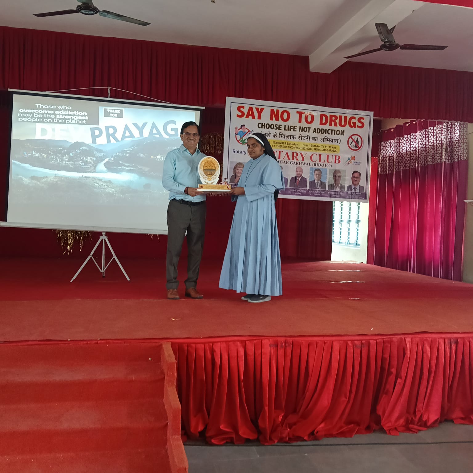 टरी क्लब श्रीनगर के तत्वाधान में" नशे के खिलाफ रोटरी का अभियान" एक दिवसीय कार्यशाला का आयोजन सेंट थेरेसास कॉन्वेंट स्कूल में किया गया।