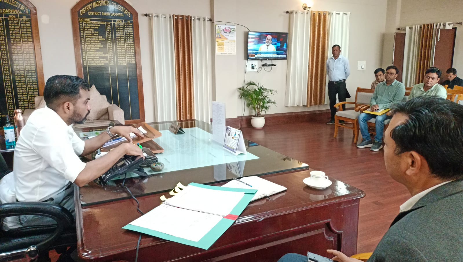 कोटद्वार क्षेत्र में मालन नदी पर आगामी मानसून से पूर्व प्रस्तावित बाढ़ सुरक्षा कार्यों की तैयारियों की समीक्षा हेतु जिलाधिकारी डॉ. आशीष चौहान की अध्यक्षता में जिला कार्यालय पौड़ी में संबंधित अधिकारियों की बैठक सम्पन्न हुई।