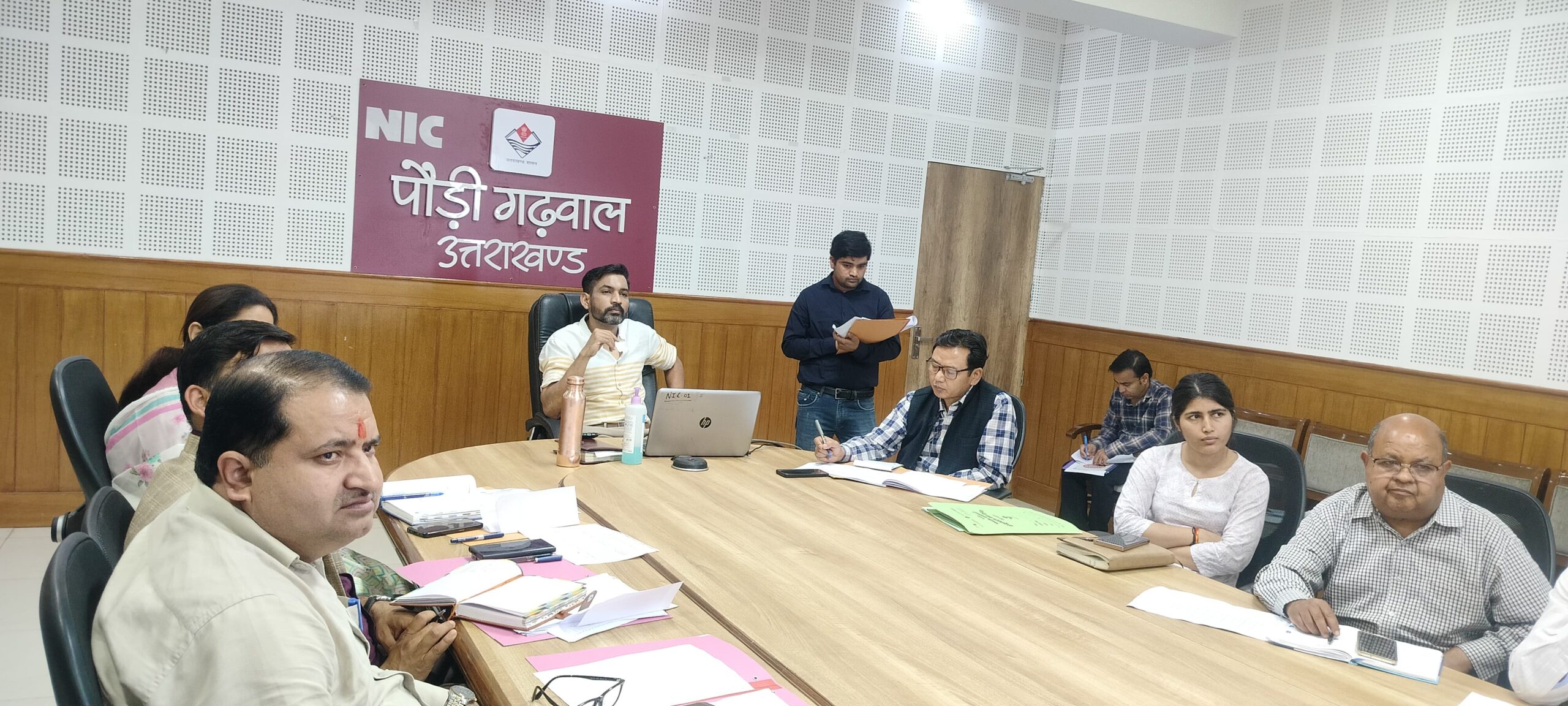 लक्ष्य के सापेक्ष राजस्व में प्रगति लाएं अधिकारी: डीएम