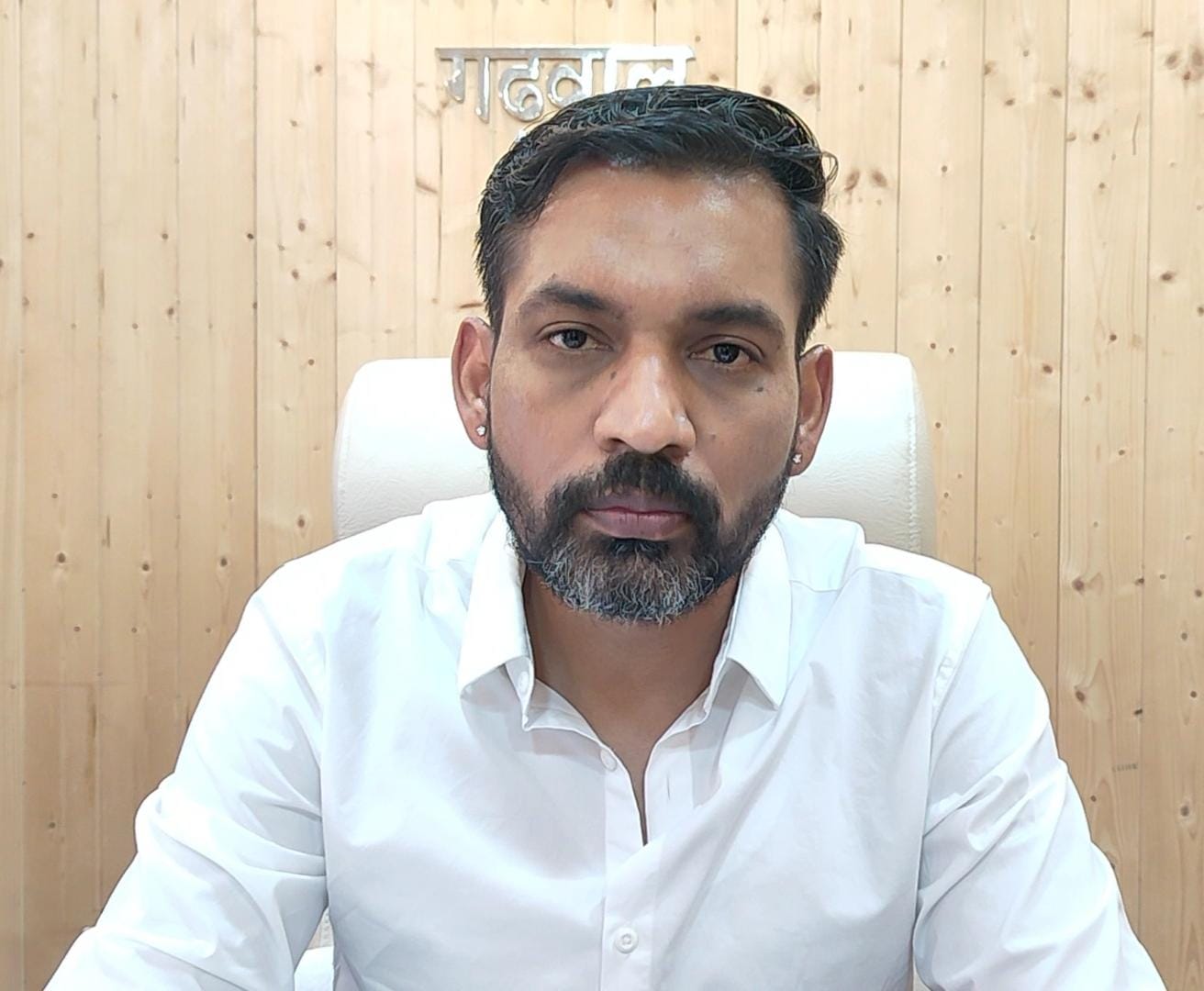 जिलाधिकारी डॉ. आशीष चौहान ने कहा कि बीते दिनों आंधी-तूफान आने से मोटर मार्ग और विद्युत तारों में पेड़ गिरने से यातायात व विद्युत सप्लाई बाधित हो गयी थी