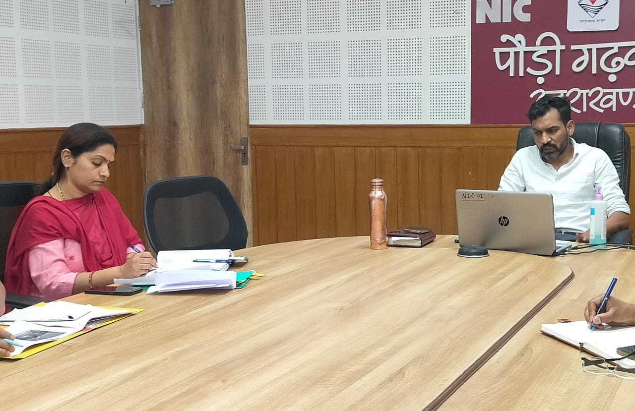 जिलाधिकारी डॉ. आशीष चौहान ने राजस्व वसूली की मासिक प्रगति की बैठक