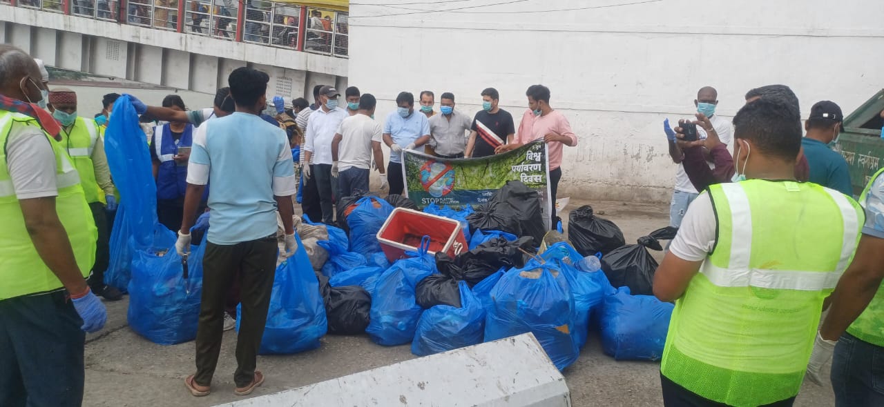 विश्व पर्यावरण दिवस के साप्ताहिक कार्यक्रम के अंतर्गत उपजिलाधिकारी यमकेश्वर अनिल चन्याल की अगुवाई में नगर पंचायत जौंक क्षेत्रान्तर्गत वार्ड संख्या-04 में वेद निकेतन से गीता भवन नं-01 तक गंगा तटों/घाटों पर स्वच्छता अभियान चलाया गया।