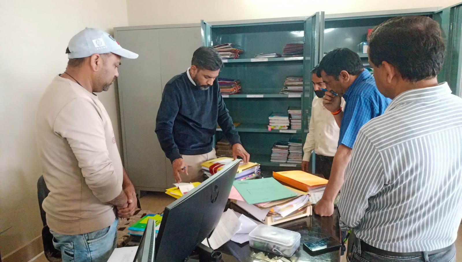 जिलाधिकारी डॉ0 आशीष चौहान ने जिला कार्यालय निरीक्षण