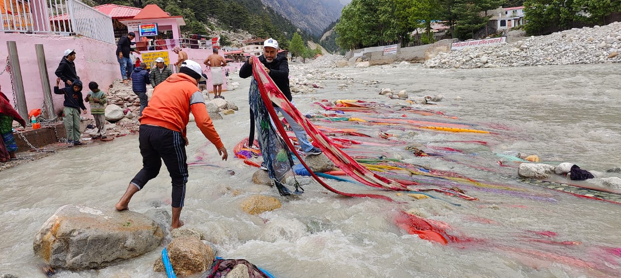 माँ गंगा के उदगम गंगोत्री में स्वच्छता व जनजागृति अभियान चलाया गया