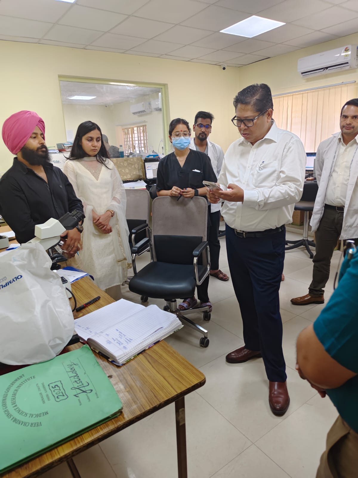 नर्सिंग अधिकारियों, लैब टैक्नीशियनों, जेआर, इंटर्न के प्रॉपर ड्रेस में ना रहने पर लगायी फटकार