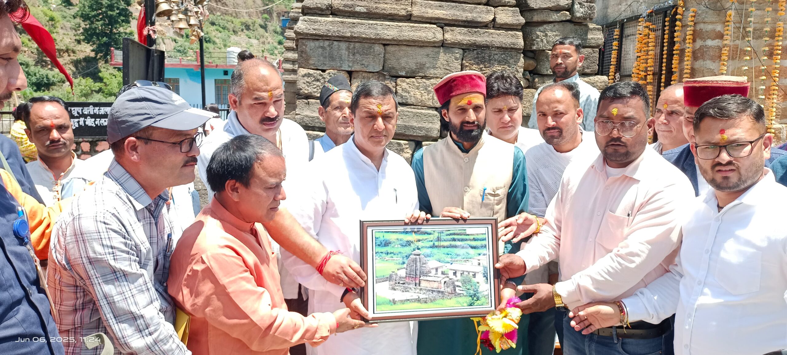 सांसद अनिल बलूनी ने जिलाधिकारी को राहू मंदिर व उसके आसपास के क्षेत्र को विकसित करने के लिए रोडमैप तैयार करने हेतु एक कंसल्टेंट हायर करने को कहा।