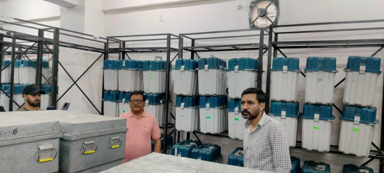 जिला निर्वाचन अधिकारी डॉ. आशीष चौहान ने राजनैतिक दलों के प्रतिनिधियों की उपस्थिति में ईवीएम वेयर हाउस का त्रैमासिक निरीक्षण किया