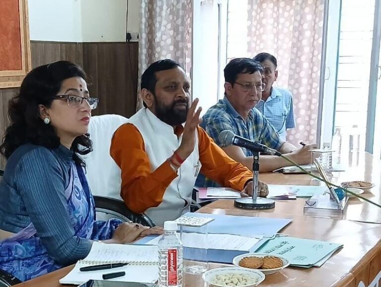 राज्य सफाई कर्मचारी आयोग के उपाध्यक्ष एवं राज्य मंत्री दर्जा प्राप्त भगवत प्रसाद मकवाना की अध्यक्षता में नगर निगम श्रीनगर के सभागार में बैठक आयोजित की गयी।