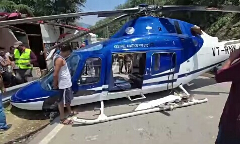 केदारनाथ में हेली सेवा दे रहे क्रिष्टल एविएसन के हेलीकाप्टर में तकनीकी खराबी आने से राष्ट्रीय राजमार्ग पर ही लैंडिग करानी पडी जिसमें सडक पर खडी एक गाडी छतिग्रस्त हो गयी। पायलट की सूझबूझ से एक बड़ा हादसा होते होते टल गया"।