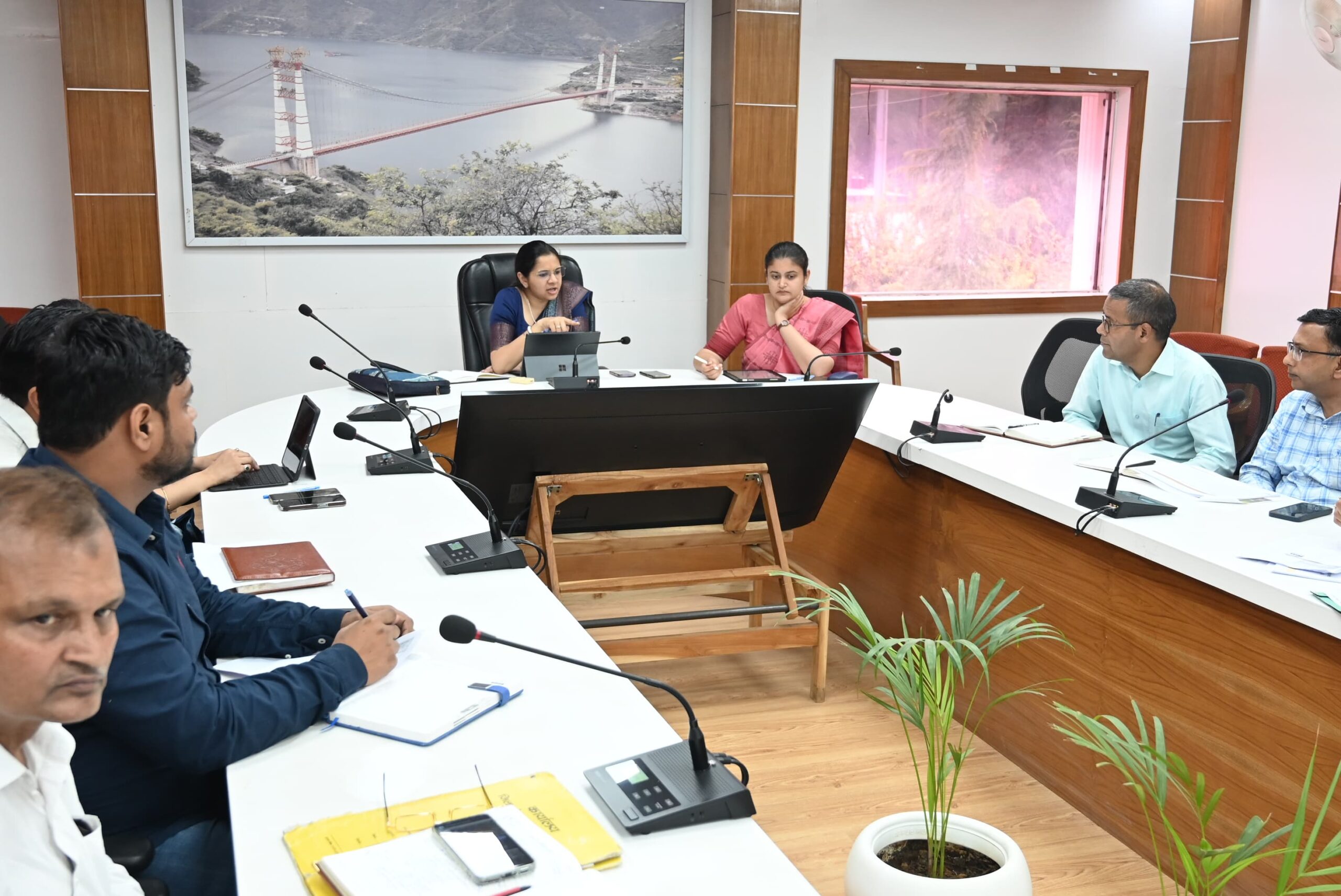 जिलाधिकारी टिहरी नितिका खंडेलवाल ने सोमवार जिला सभागार नई टिहरी में जल जीवन मिशन की समीक्षा बैठक ली।
