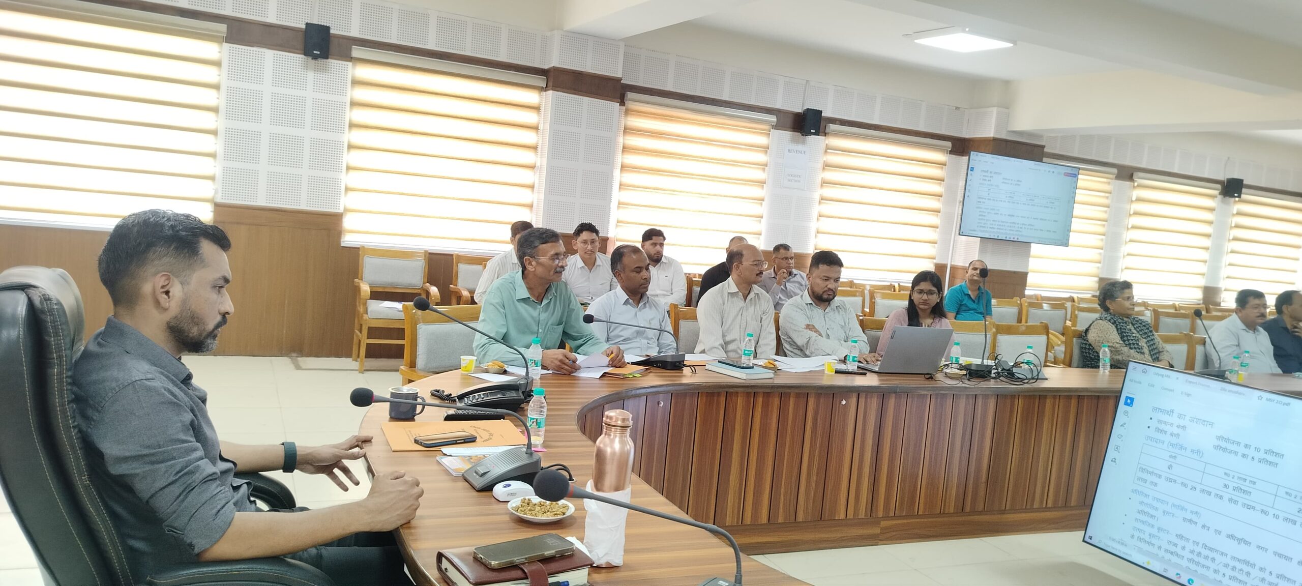 अनुपस्थित अधिकारियों से तलब किया स्पष्टीकरण