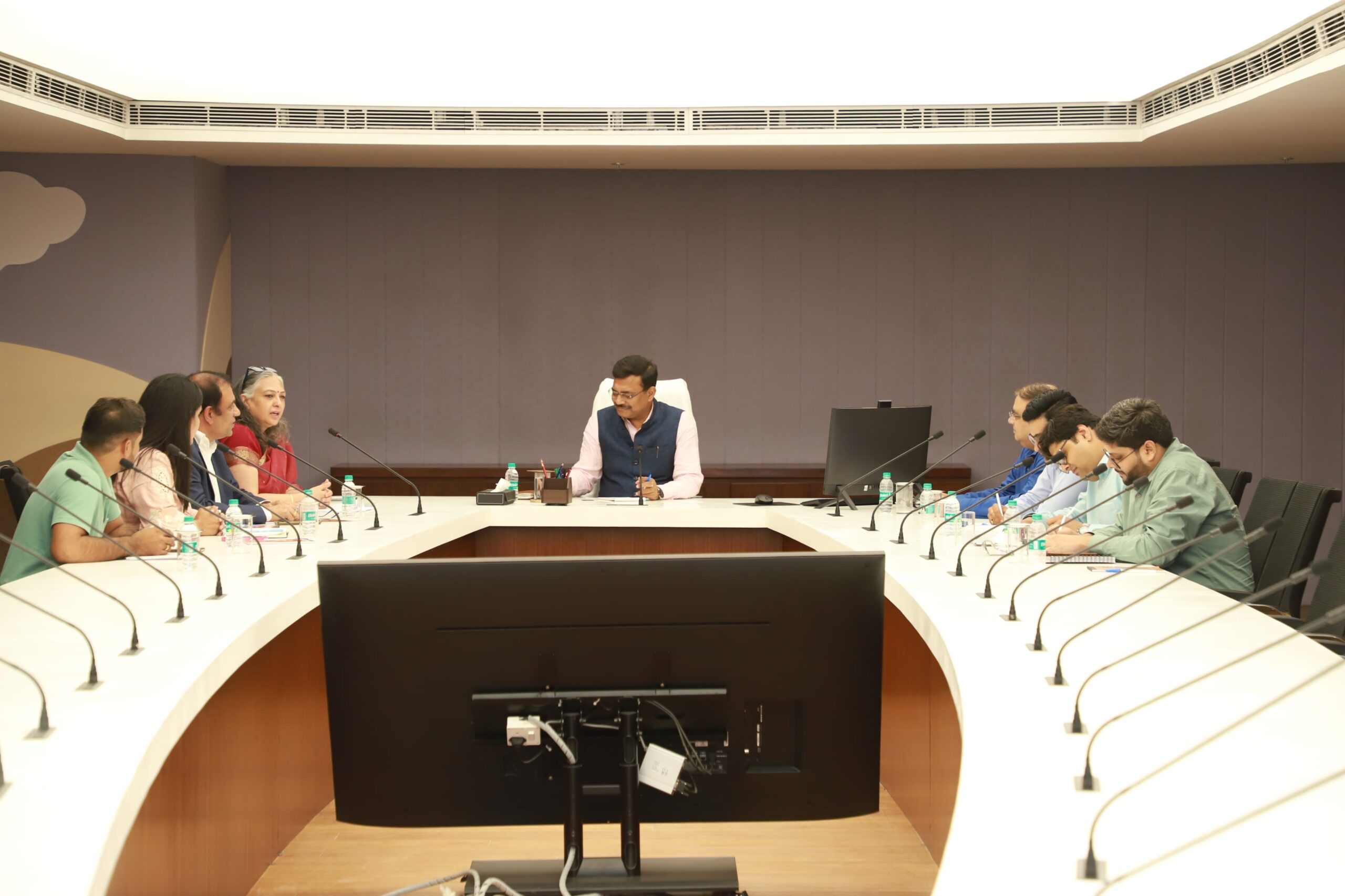 उत्तराखण्ड के मुख्य सचिव श्री आनन्द बर्द्धन ने राज्य के विकास से जुड़े हुए विभिन्न मुद्दों के संबंध में भारत सरकार के विभिन्न सचिवों से भेंट की।