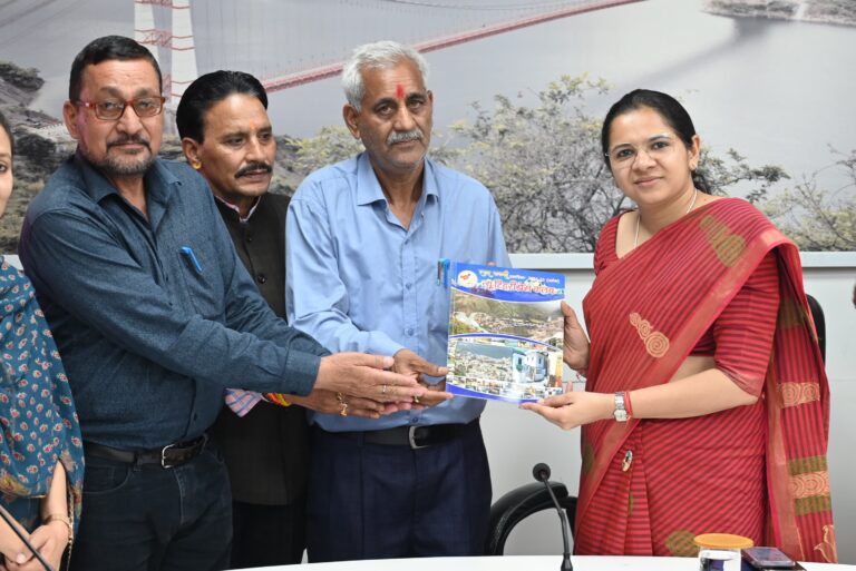 टिहरी प्रेस क्लब अध्यक्ष सहित अन्य पत्रकारगणों ने जिलाधिकारी को पुष्पगुच्छ भेंट कर उनका स्वागत किया।