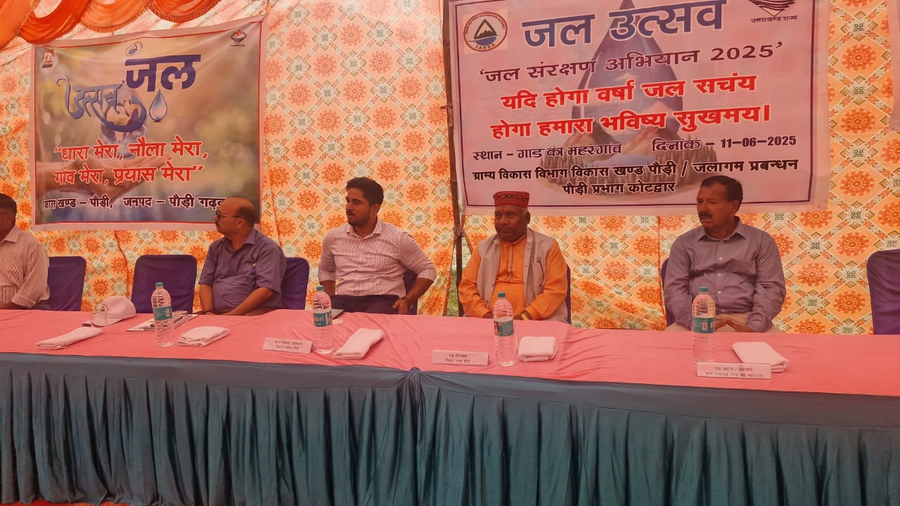 पौधरोपण व स्वच्छता अभियान के साथ ग्रामीणों को किया गया जागरूक