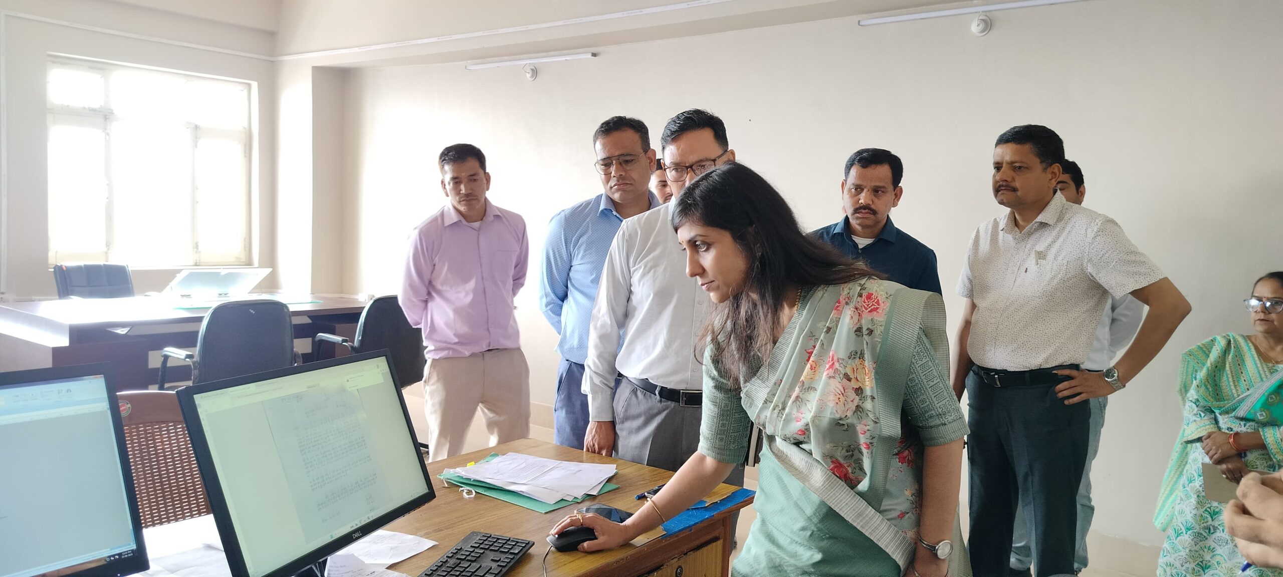 कलेक्ट्रेट पहुंचते ही किया निरीक्षण, फाइलों को समयबद्ध निस्तारण के निर्देश