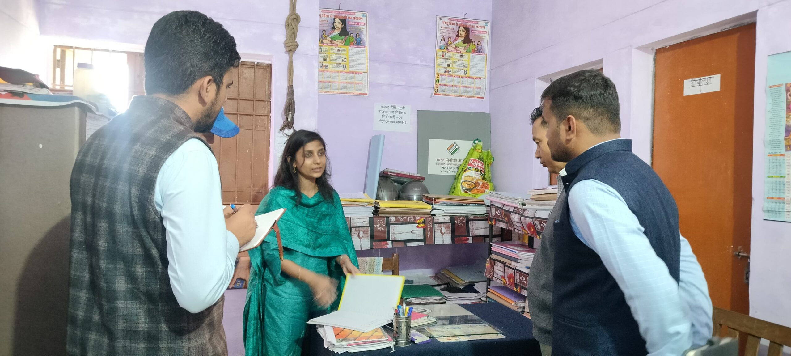 जिलाधिकारी ने किया खोलाचौरी में राजस्व कार्यालयों का औचक निरीक्षण, दिये सख़्त निर्देश