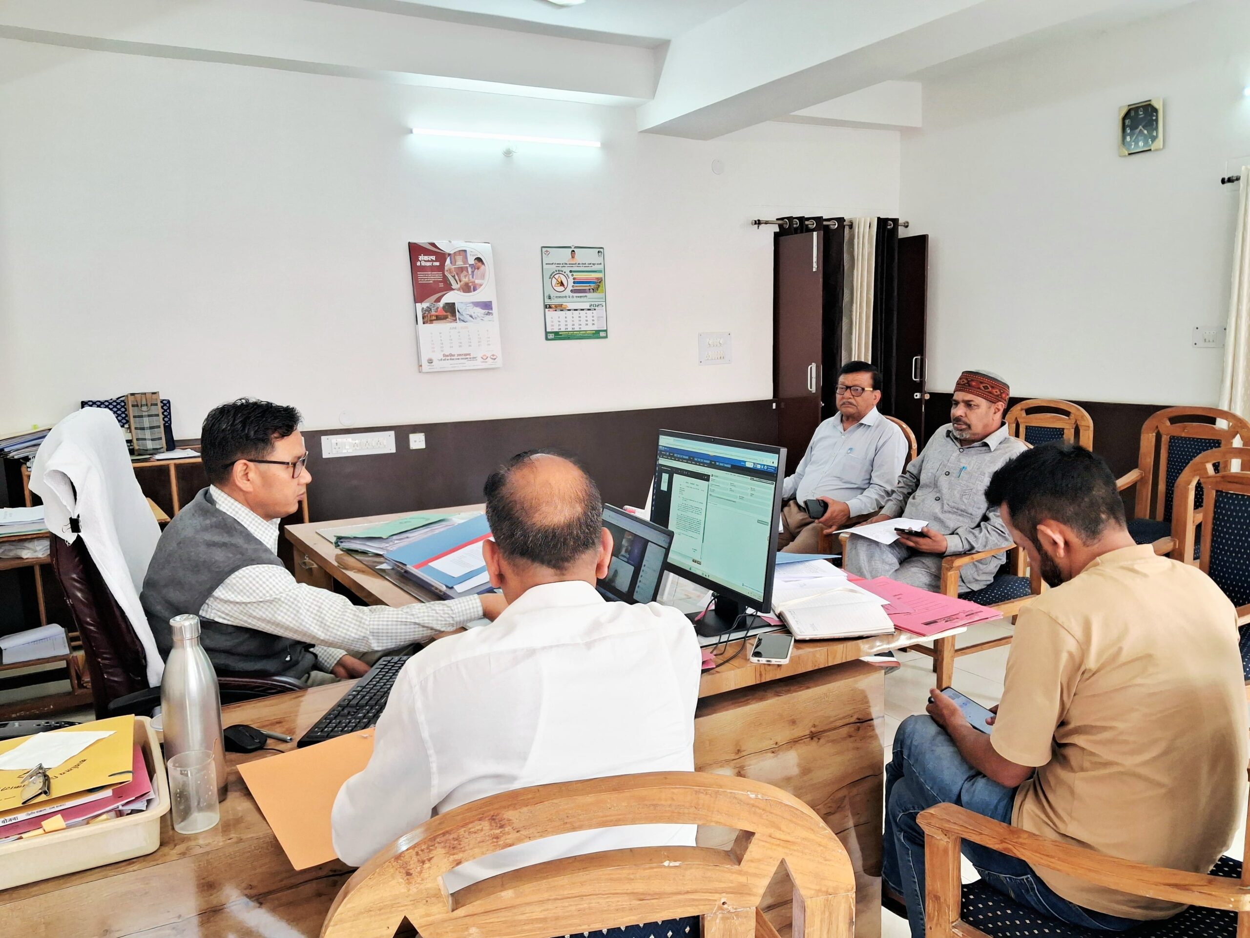 उप जिला निर्वाचन अधिकारी/अपर जिलाधिकारी अनिल सिंह गर्ब्याल ने निर्वाचन से संबंधित राजनीतिक दलों के प्रतिनिधियों के साथ बैठक की।