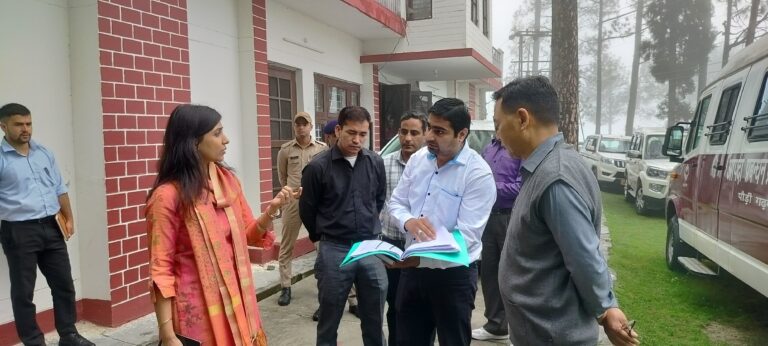 आपदा परिचालन केंद्र का डीएम ने किया निरीक्षण, अलर्ट मोड में रखने के निर्देश