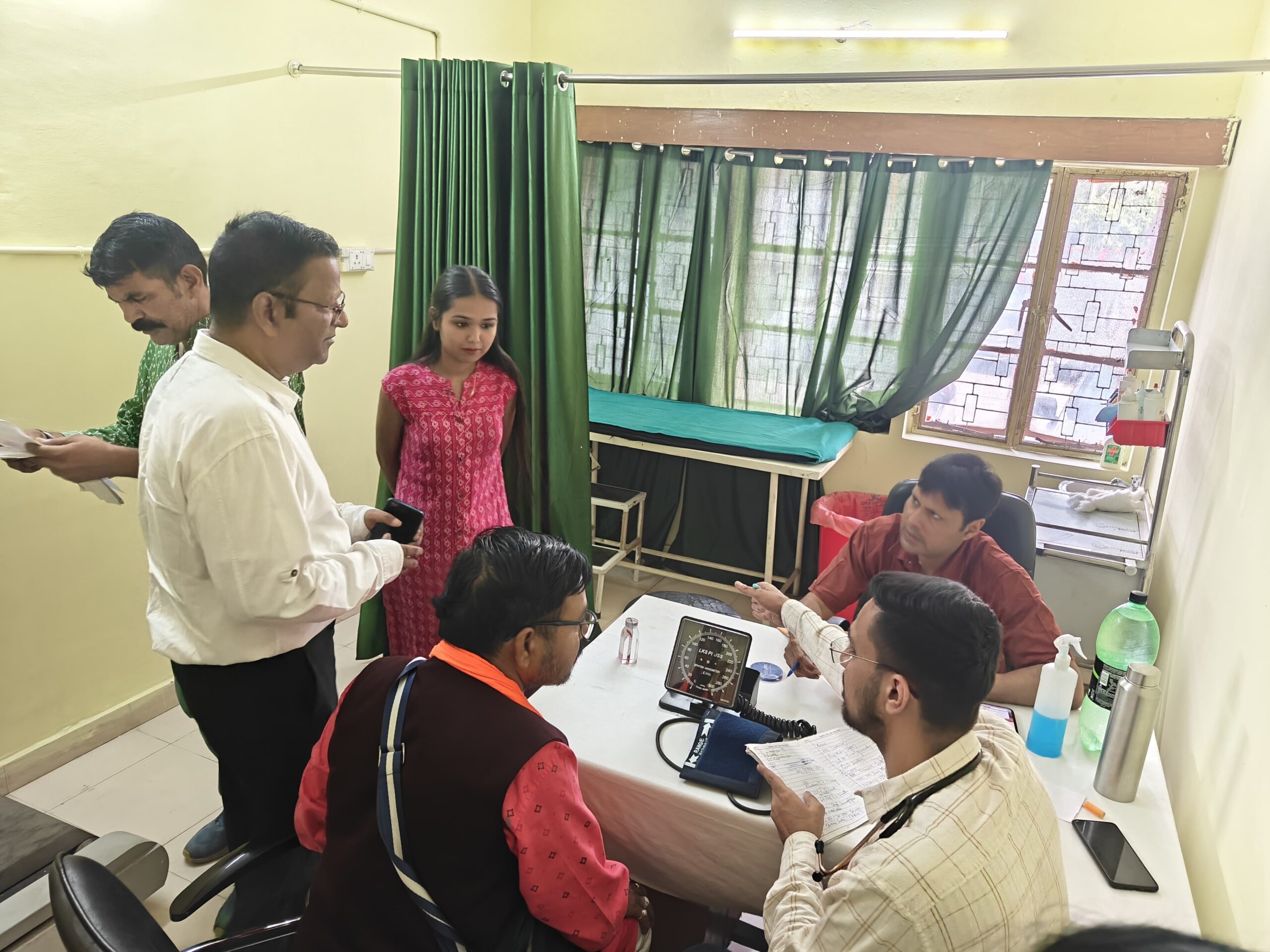 शनिवार को दून अस्पताल के वरिष्ठ कॉडियोलॉजिस्ट डॉ. अमर उपाध्याय ने ओपीडी लगायी। जिसमें दूर-दराज से लगभग 30 से अधिक मरीज इलाज के लिए पहुंचे। जिसमें कार्डियोलॉजिस्ट डॉ. अमर उपाध्याय ने मरीजों का इको के साथ चेकअप कर दवाईयां दी।