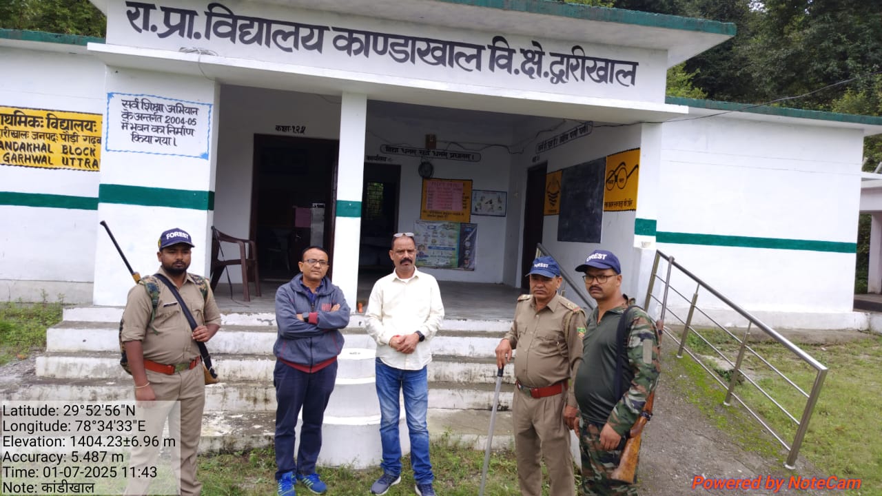 जिलाधिकारी स्वाति एस. भदौरिया द्वारा मानव-वन्यजीव संघर्षों की रोकथाम हेतु जारी निर्देशों के क्रम में वन विभाग की टीम द्वारा मटियाली अनुभाग के अंतर्गत ग्राम हलसी एवं पल्ला (कांडाखाल) में जनसंपर्क अभियान चलाया