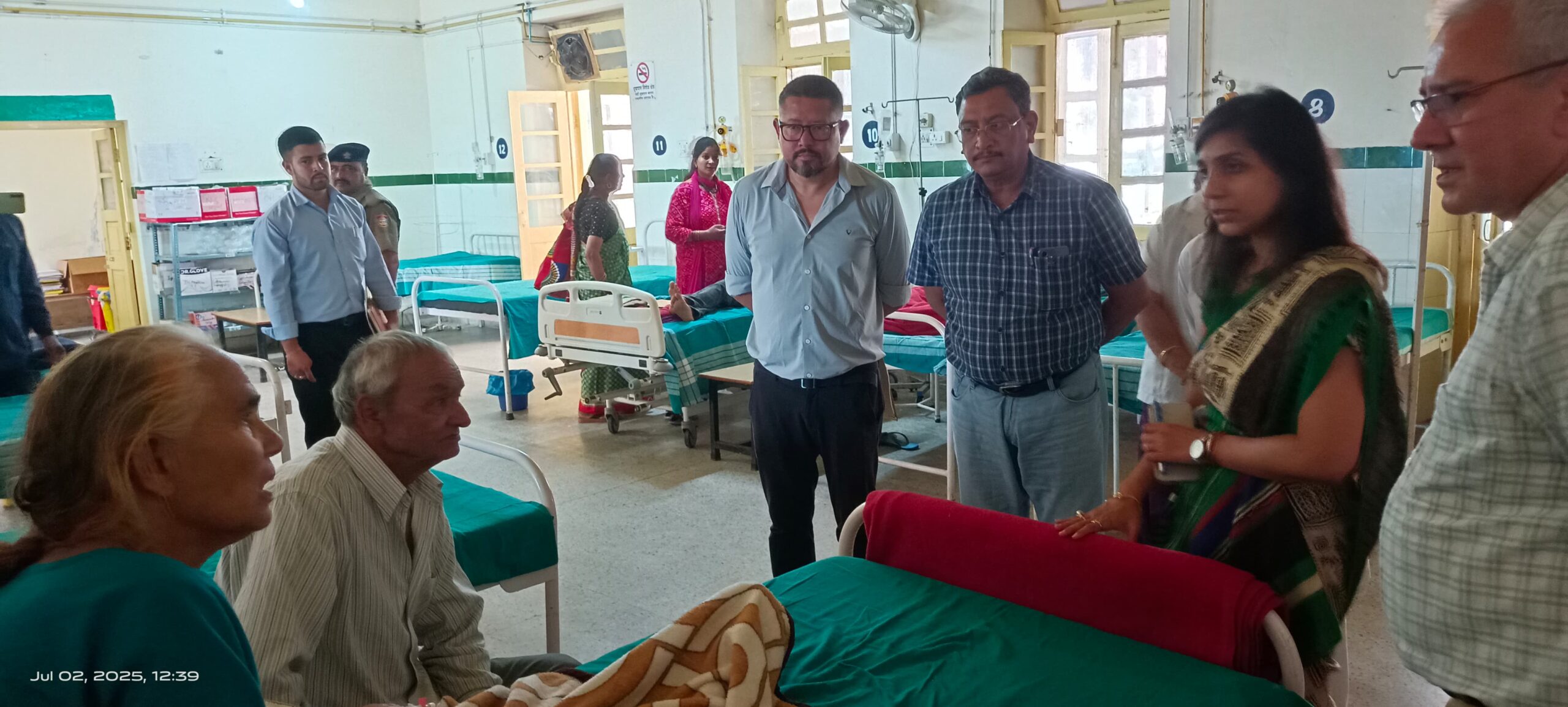 जिलाधिकारी ने दिये मरीजों की सहूलियत के लिये आयुष्मान कार्ड हेल्प डेस्क बनाने के निर्देश