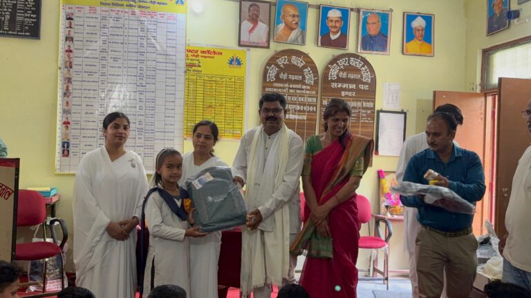 प्रकृति पर्यावरण संस्थान की प्रेरणास्पद पहल: दूरस्थ विद्यालय में निःशुल्क बैग व सामग्री वितरित, शिक्षा को दिया नया संबल