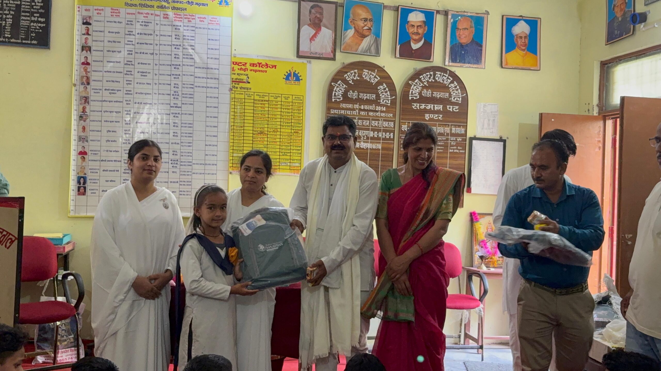 प्रकृति पर्यावरण संस्थान की प्रेरणास्पद पहल: दूरस्थ विद्यालय में निःशुल्क बैग व सामग्री वितरित, शिक्षा को दिया नया संबल