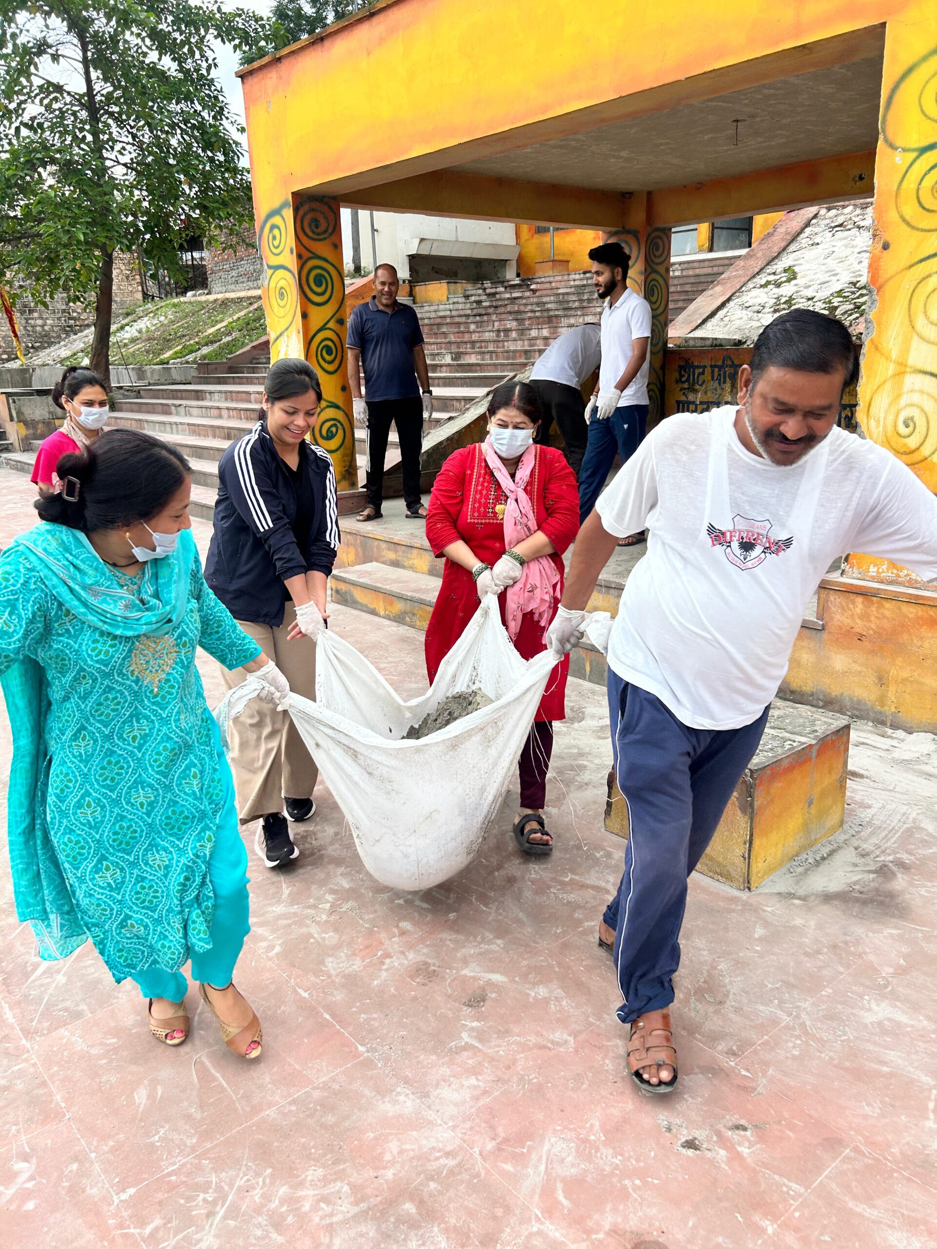 जिलाधिकारी स्वाति एस. भदौरिया के निर्देशन पर नगर निगम श्रीनगर द्वारा अलकेश्वर घाट एवं आसपास के क्षेत्रों में विशेष सफाई अभियान चलाया गया।