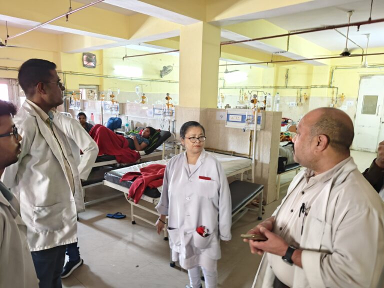 साफ-सफाई रखने, मरीजों की चिकित्सा सेवा पर विशेष ध्यान देने के निर्देश